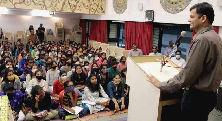 सातत्य, प्रामाणिकता, मूल्यांची जपणूक महत्वाची: विद्यार्थी साहाय्यक समितीमध्ये शिक्षण आयुक्त विशाल सोळंकी यांचा विद्यार्थ्यांशी संवाद