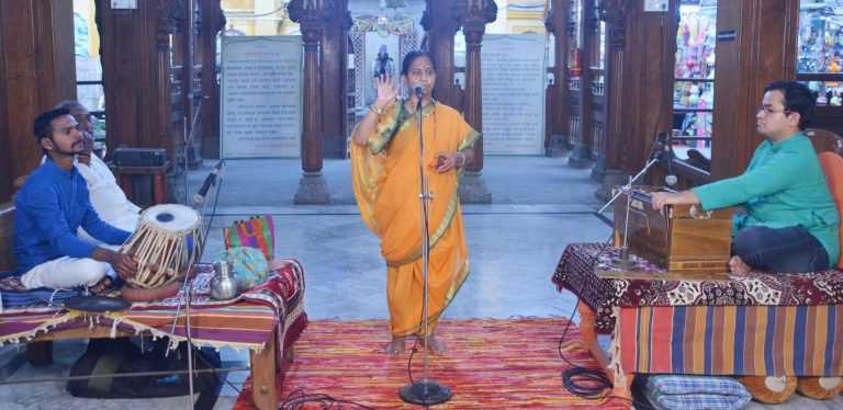 संतांचे वाड्.मयच  जीवनात सकारात्मकता आणते