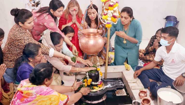 युद्ध थांबावे,विश्वशांतीसाठी पुण्यातून शंभोनारायणाला साकडे ….