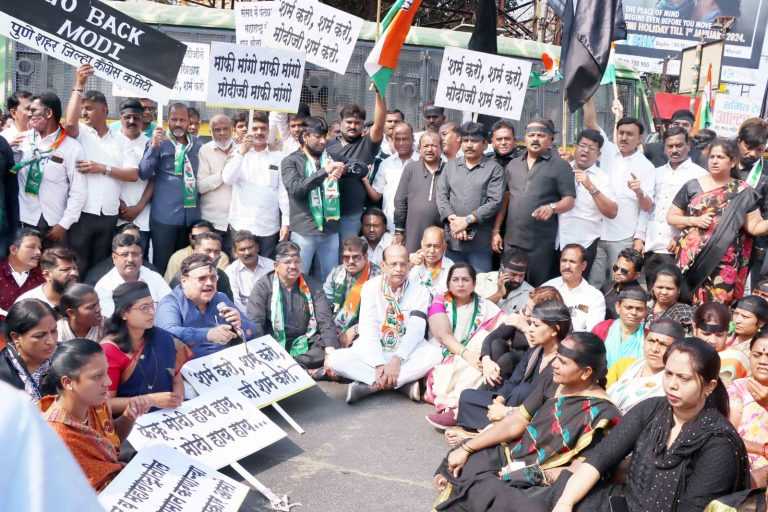 गो बॅक मोदी: काळे झेंडे दाखवून निदर्शने:मोदी भाजपा महाराष्ट्रद्रोही असल्याचा कॉंग्रेसचा आरोप