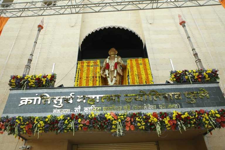 महात्मा फुले यांचा पूर्णाकृती पुतळा व क्रांतीज्योती सावित्रीबाई फुले डायलेसिस सेंटर चे लोकार्पण संपन्न