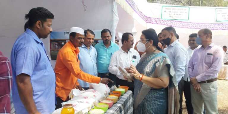 तांदूळ महोत्सवाला विधानपरिषदेच्या उपसभापती डॉ. नीलम गोऱ्हे यांची भेट