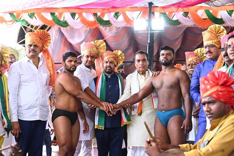 लाल मातीतील कुस्ती जीवंत ठेवा महाराष्ट्राचे स्वच्छता व पाणी पुरवठा राज्य मंत्री.संजय बनसोडे 