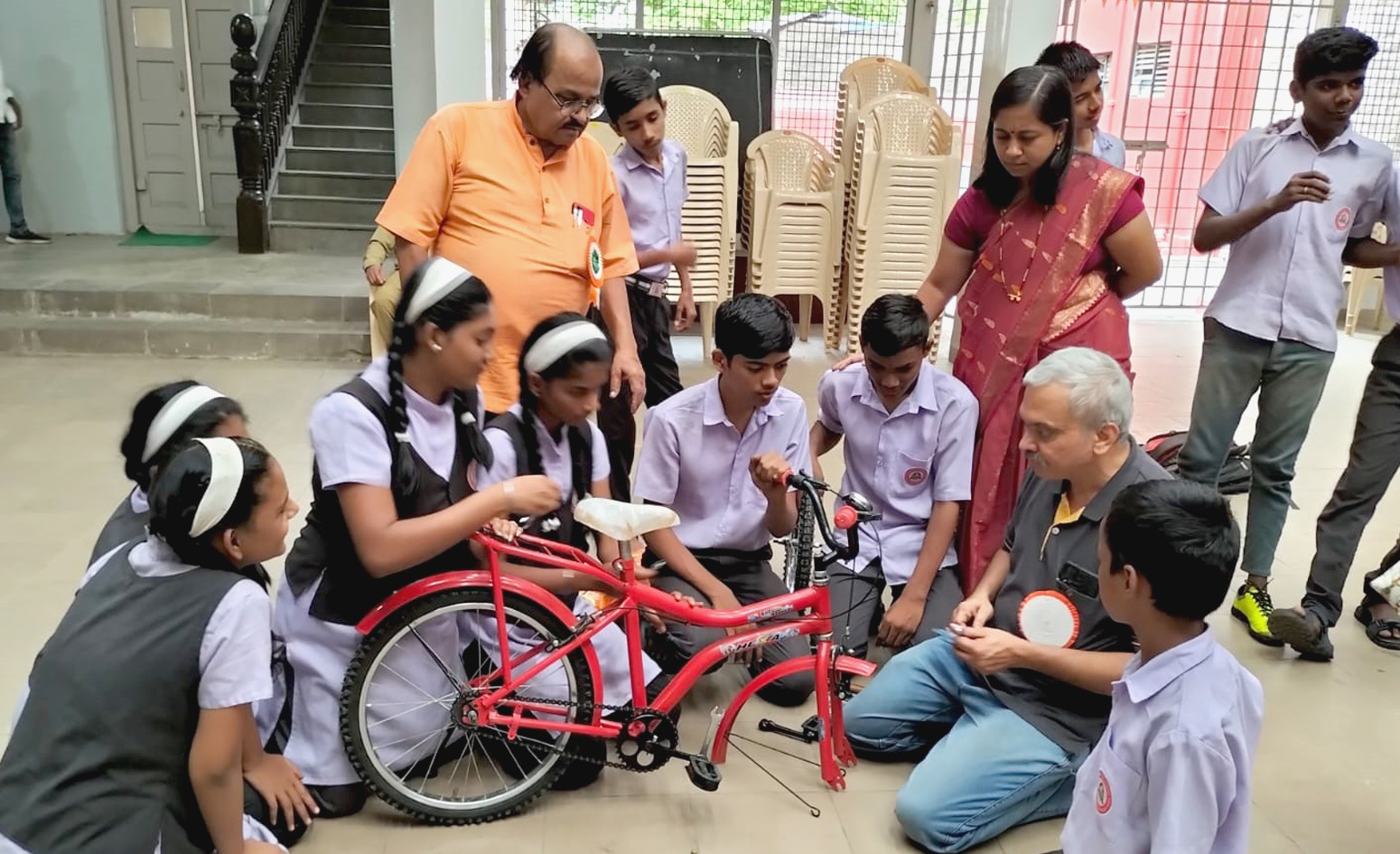 विद्यार्थी रमले सायकल दुरुस्ती अन हवामान नोंदीत