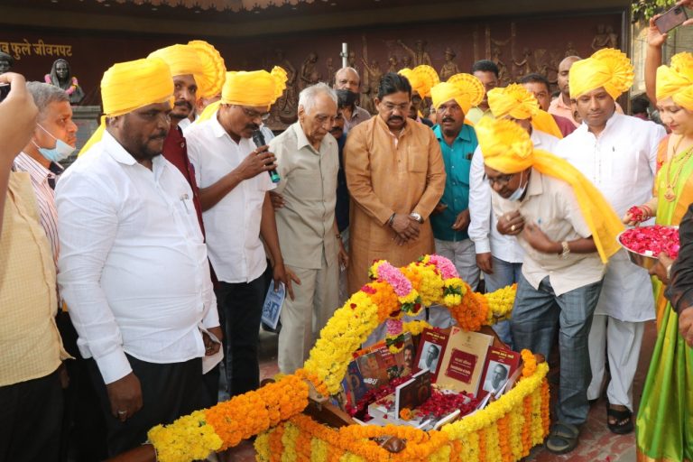 साहित्य सम्राट आण्णा भाऊ साठे साहित्य संमेलनाची ग्रंथदिंडीने उत्साहात सुरुवात