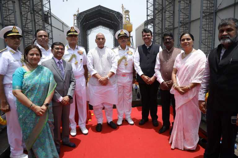  ‘सुरत’  आणि ‘उदयगिरी’ या दोन स्वदेशी बनावटीच्या आघाडीच्या युद्धनौकांचे मुंबईत जलावतरण