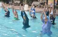 पाण्यात योगासने सादर करीत योगाभ्यासकांनी सांगितले योगाचे महत्त्व