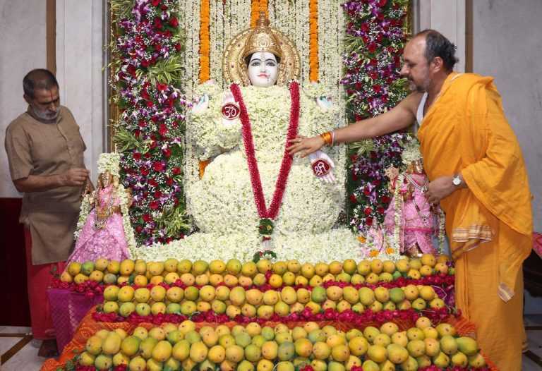 महालक्ष्मीला मोग-यासह सुवासिक फुलांचा अभिषेक