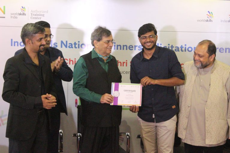 राष्ट्रीय कौशल्य विकास स्पर्धेतील विजेत्यांचा  सुभाष घई यांच्या हस्ते गौरव