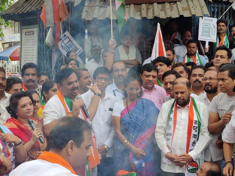 राष्ट्रवादीचे आंदोलन :महागाई कमी करण्यासाठी श्री.हनुमानाची आरती