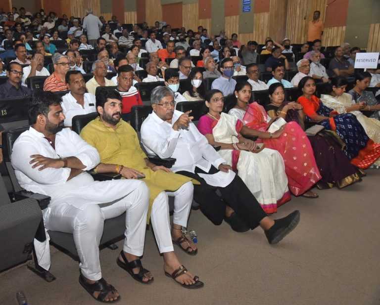 आत्मनिर्भर भारतात सोसायटींचा स्वयंपुनर्विकास ही काळाची गरज!  वास्तू विशारद चंद्रशेखर प्रभू