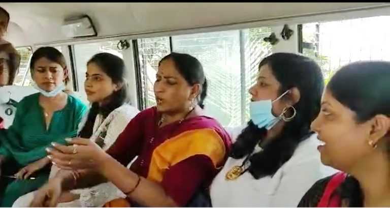 महागाई विरोधात केंद्रीय मंत्री स्मृती इराणींना घेरू पाहणाऱ्या कॉंग्रेसच्या महिलांना भाजपा कार्यकर्त्यांनी  रोखले अन पोलिसांनी ताब्यात घेतले.