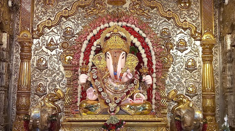 श्रीमंत दगडूशेठ हलवाई गणराजाला सोमवारी ५ हजार शहाळ्यांचा महानैवेद्य