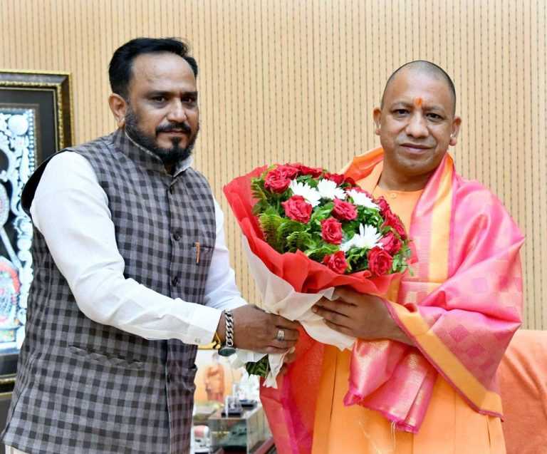बालिकांच्या शिक्षणासाठी दिल्लीतील मराठमोळ्या आनंद रेखींचा पुढाकार’,नोएडा’त विद्यार्थीनींसाठी नि:शुल्क वातानुकूलित बस सेवा  
