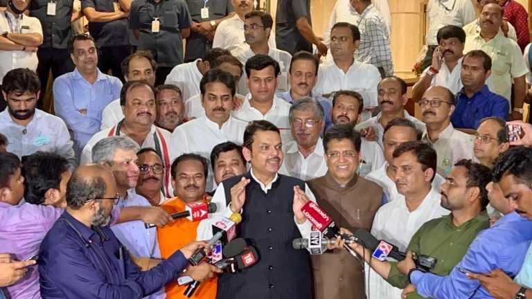  “स्वत:लाच महाराष्ट्र, मुंबई समजणाऱ्यांना…”, निकालानंतर देवेंद्र फडणवीसांचा शिवसेनेला खोचक टोला!