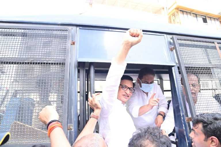 दिल्लीत अशोक चव्हाण ,अमित देशमुख , मोहन जोशी ,नाना पटोले,भाई जगताप,विश्वजित कदम ,बाळासाहेब थोरात, यशोमती ठाकूर,वर्षा गायकवाड  सह महाराष्ट्रातील अनेक कॉंग्रेस नेत्यांना पोलिसांनी घेतले ताब्यात