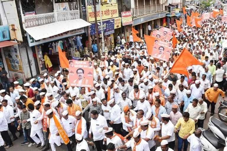 बंडखोर आमदारांची कार्यालये होऊ लागली लक्ष्य-बंडोबांच्या फोटोंना काळे फासण्याचे प्रकार-कोल्हापुरात ठाकरेंच्या समर्थनार्थ प्रचंड मोर्चा