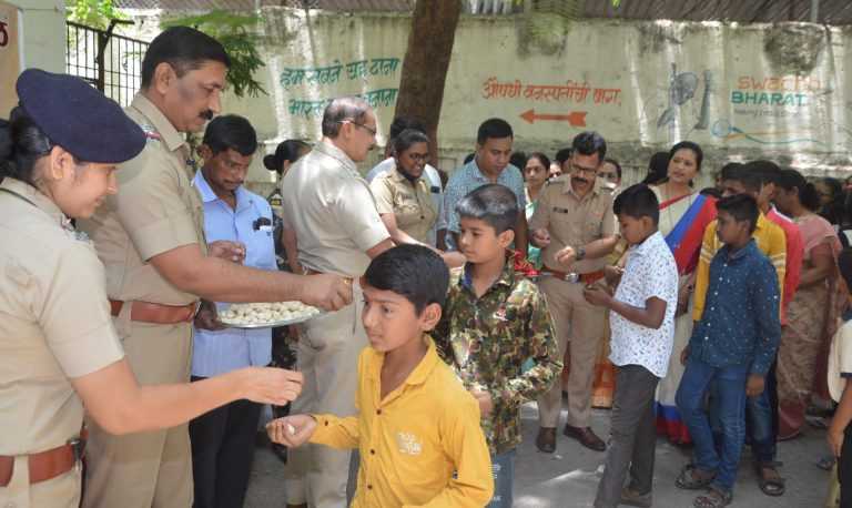 शाळेच्या पहिल्या दिवशी विद्यार्थ्यांच्या भेटीला चक्क पोलीस अन दिल्या शुभेच्छ्या…