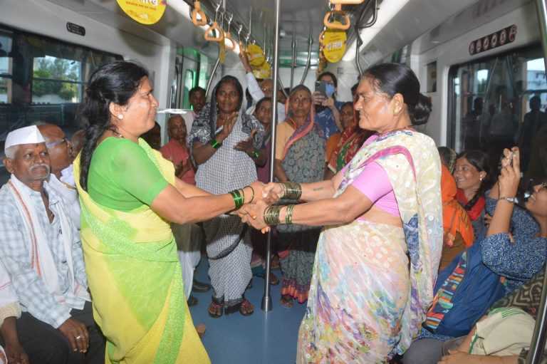 टाळ मृदुंगाच्या गजरात वारकऱ्यांनी पुणे मेट्रोमध्ये केला विठुनामाचा जयघोष