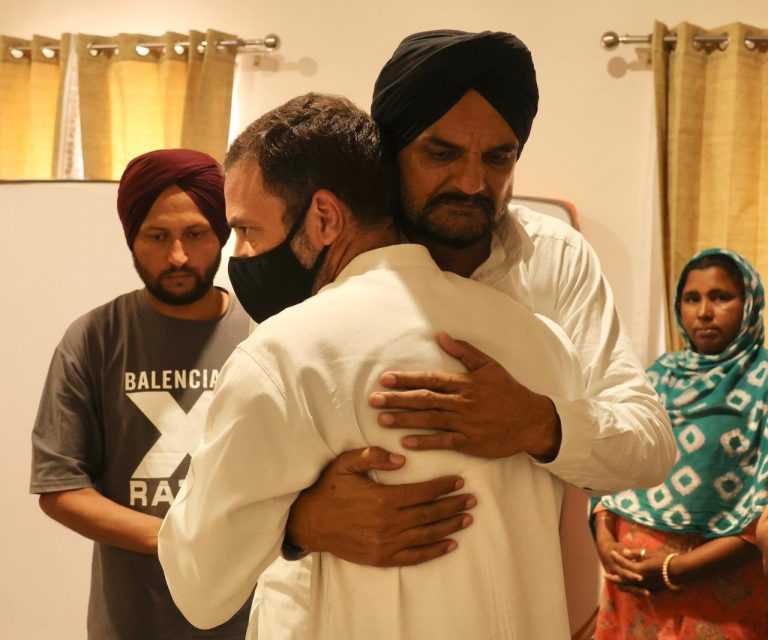 राहुल गांधी सिद्धू मुसेवालाचे घरी,भेटले नातलगांना ..