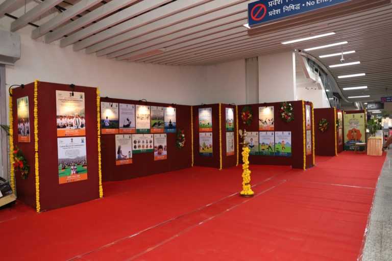 फुगेवाडी मेट्रो स्टेशन येथे आयोजित योग विषयक प्रदर्शनाला नागरिकांचा प्रतिसाद