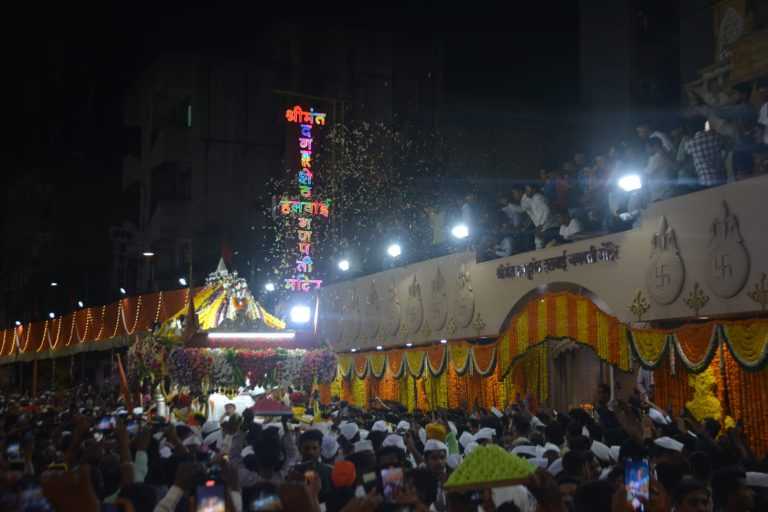 जगद््गुरु तुकाराम महाराज व ज्ञानेश्वर माऊलींच्या पालखीवर दगडूशेठ गणपती मंदिरासमोर पुष्पवृष्टी