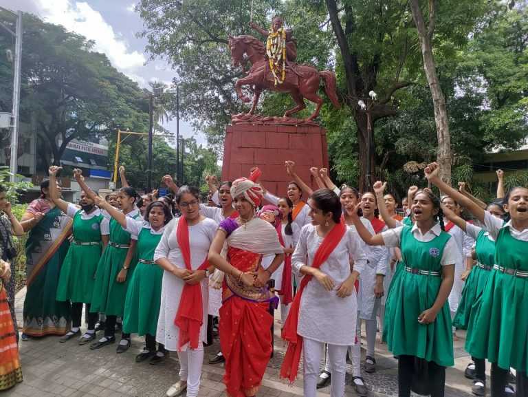झांशीची राणी लक्ष्मीबाई यांना अभिवादन 