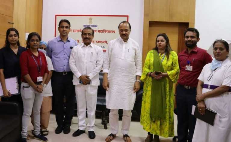 उपमुख्यमंत्र्यांसह आरोग्यमंत्र्यांनी घेतला कोरोना प्रतिबंधक लसीचा बुस्टर डोस