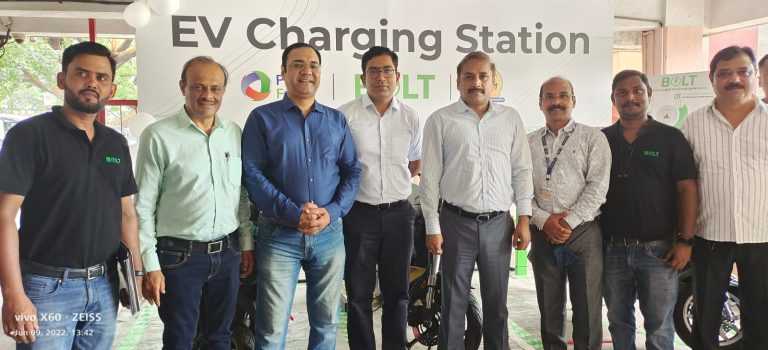 पुणे महानगरपालिकेच्या मुख्य इमारतीत इलेक्ट्रिक व्हेईकलच्या चार्जिंग व्यवस्थेचे महापालिका आयुक्त विक्रम कुमार यांच्या हस्ते उद्घाटन