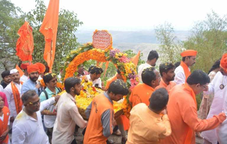 शिवप्रेमींनी थाटात साजरा केला सिंहगडावर शिवराज्याभिषेक सोहळा