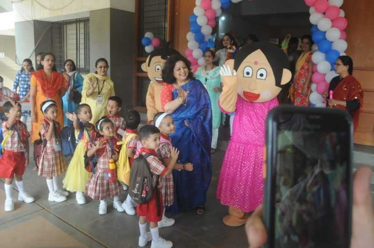विविध शाळांमध्ये पहिल्या दिवशी विद्यार्थ्यांच्या स्वागतासाठी विविध उपक्रमांचे आयोजन
