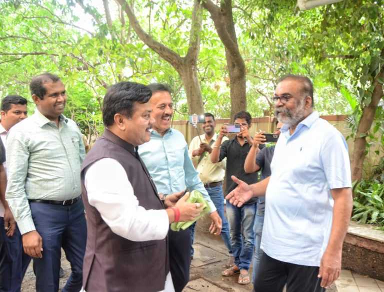 विरोधी पक्ष नेते प्रविण दरेकर बहुजन विकास आघाडीचे आमदार हितेंद्र ठाकूर यांच्या भेटीला