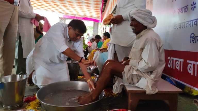पाद्यपूजनाने वारकरी भारावले … 