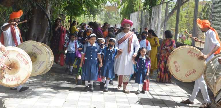  विष्णुशास्त्री चिपळूणकर यांनी केले विद्यार्थ्यांचे स्वागत