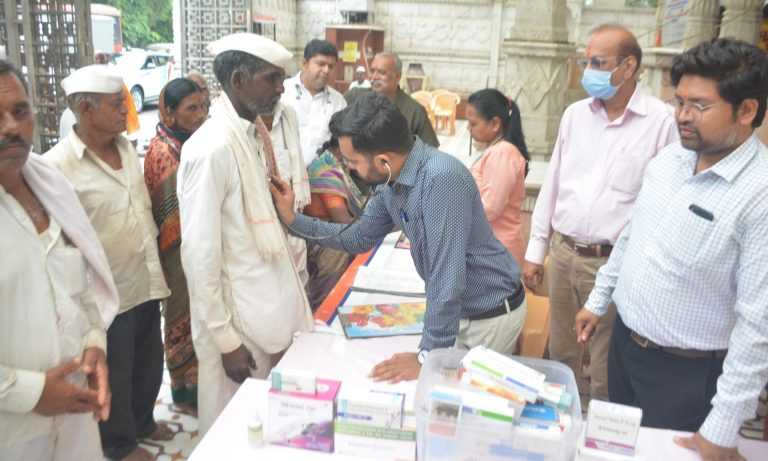 महालक्ष्मी मंदिरात १ हजार वारक-यांची आरोग्य तपासणी