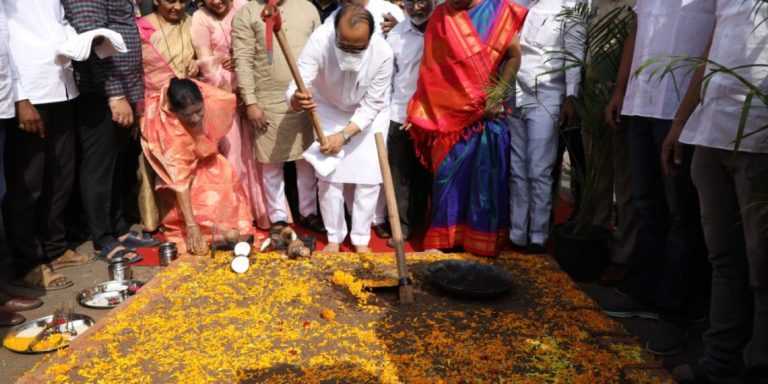 उपमुख्यमंत्री अजित पवार यांच्या हस्ते अद्ययावत बहुमजली वाहनतळाचे भूमिपूजन