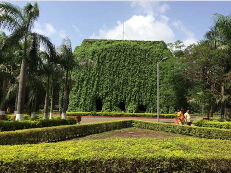 कोर्टाचे कामकाज सुरू असताना महिला वकिलांनी डोक्याचे केस …. नोटीस अखेर न्यायालयाकडून मागे