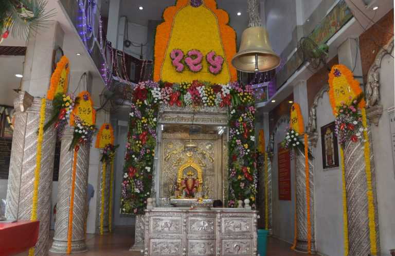  कै. श्रीमती लक्ष्मीबाई दगडूशेठ हलवाई दत्त मंदिरावर हेलिकॉप्टरद्वारे पुष्पवृष्टी