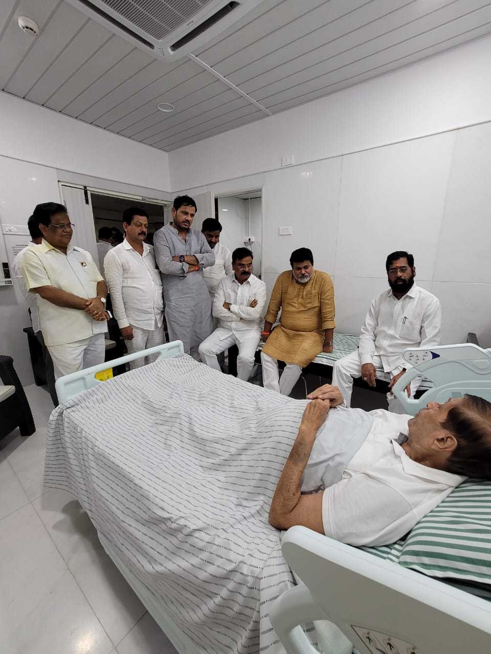 मुख्यमंत्री शिंदे यांनी प्रकाश आमटे,गिरीश बापट यांची रुग्णालयात भेट घेऊन प्रकृतीची केली विचारपूस