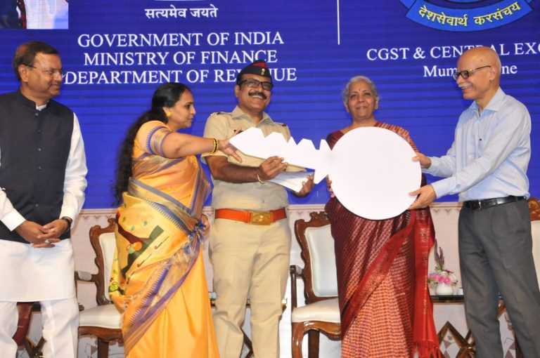 नवी मुंबईत खारघर येथे  सीजीएसटीच्या अधिकाऱ्यांसाठी उभारण्यात आलेल्या निवासी संकुलाचे उद्‌घाटन