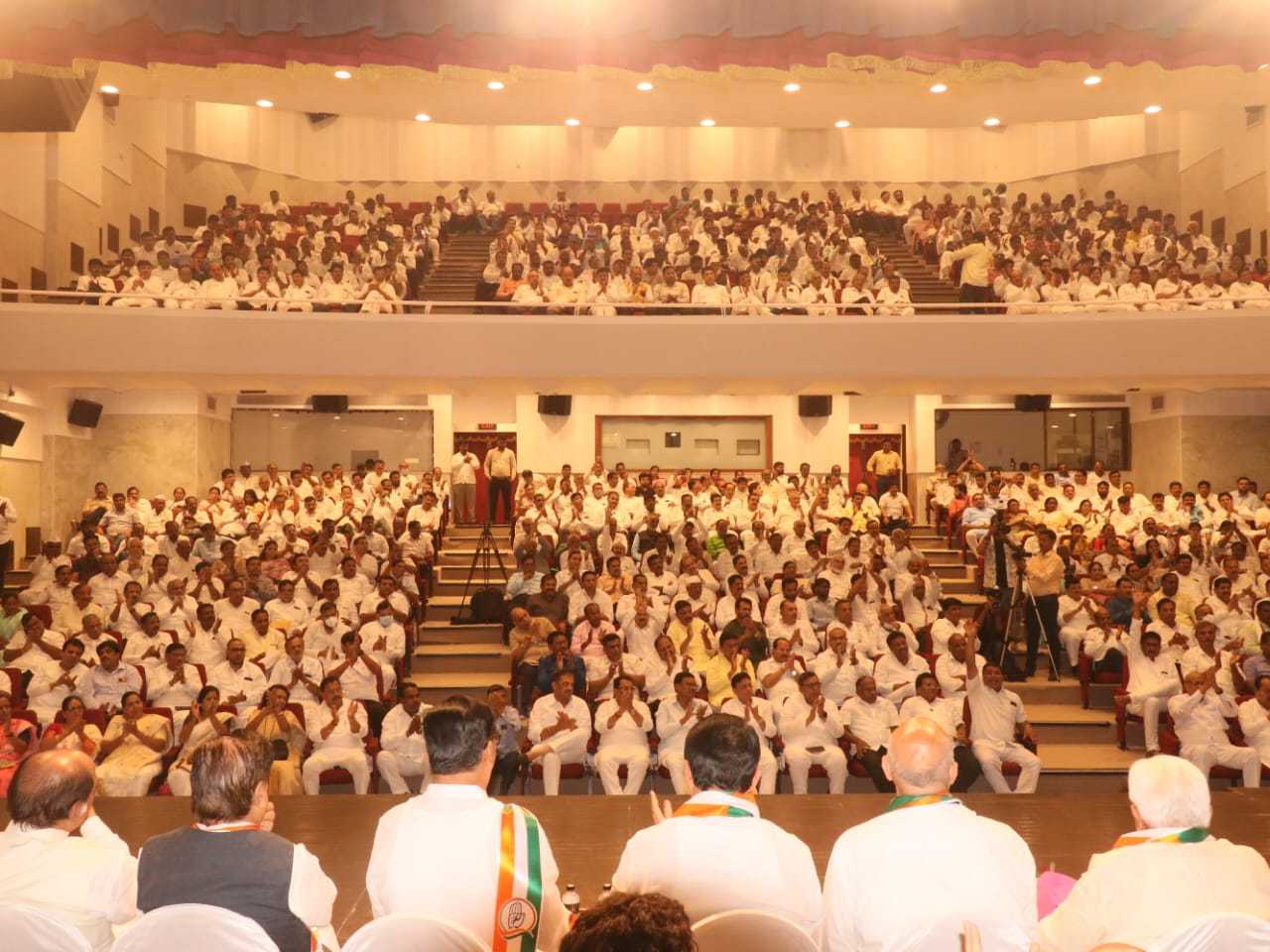 राहुल गांधींना पक्षाचे अध्यक्ष करा, महाराष्ट्र काँग्रेसचा ठराव मंजूर