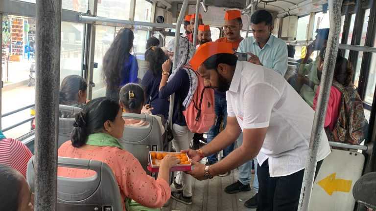 पीएफआय वर  बंदी:मनसेकडून फटाक्यांची आतषबाजी; लाडू वाटून आनंदोत्सव