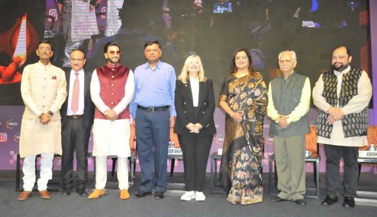 चित्रपटगृहांची परिस्थिती सुधारण्यासाठी सरकार आदर्श चित्रपटगृह धोरण आणणार