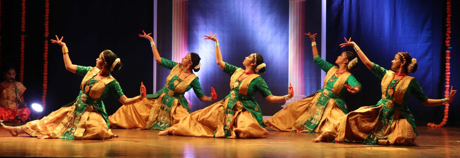 भारतातील प्रमुख नृत्यशैलींचा एकत्रित रंगमंचीय नृत्याविष्कार;दीक्षा प्रवाह कार्यक्रमात सादरीकरण 