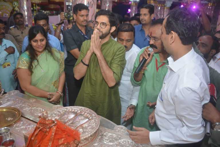 शिवसेना युवा सेना प्रमुख आदित्य ठाकरे यांनी घेतले श्री महालक्ष्मी देवीचे दर्शन 