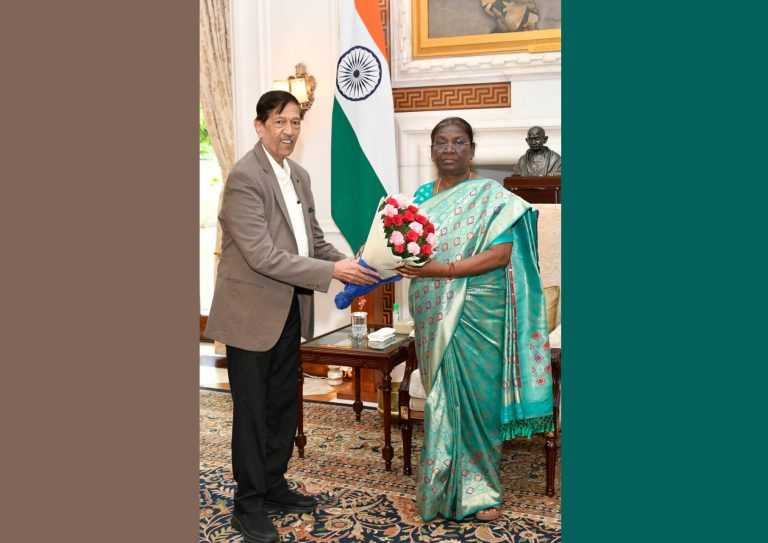 महामहीम राष्ट्रपती द्रौपदी मुर्मू यांना पुणे भेटीचे निमंत्रण : खासदार गिरीश बापट