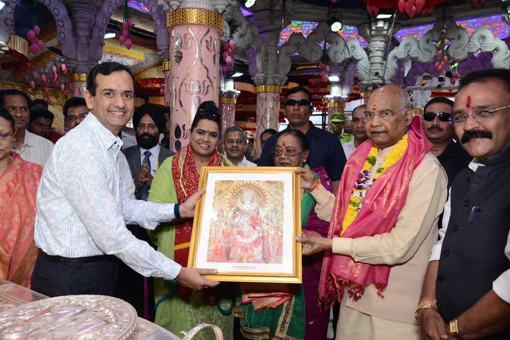 माजी राष्ट्रपती रामनाथ कोविंद यांनी घेतले दगडूशेठ गणपती, दत्तमहाराज आणि श्री महालक्ष्मी देवीचे दर्शन