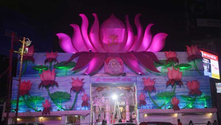 घटस्थापनेने  ‘कमलपुष्प’ सजावटीमध्ये श्री महालक्ष्मी देवी विराजमान 