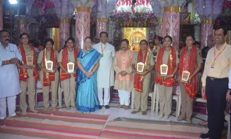 पोलीस दलातील महिला शक्तीचा श्री महालक्ष्मी मंदिरातर्फे गौरव 