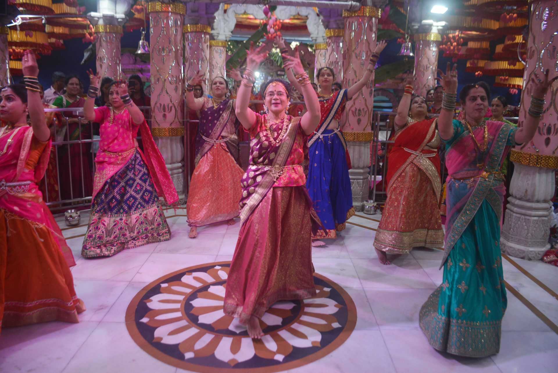 श्री महालक्ष्मी देवीला पारंपरिक 'देवी जागर' नृत्यवंदनेद्वारे नमन
